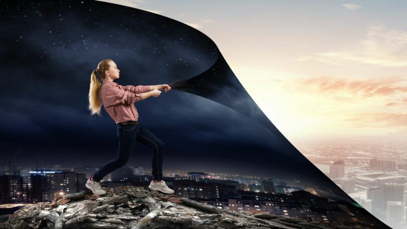 Imagem de uma mulher descortinando a janela da realidade. A foto traz o conceito de mostrar o que é real e o sofrimento que pode estar por traz disso, caso você não usar a sua inteligência para entender.