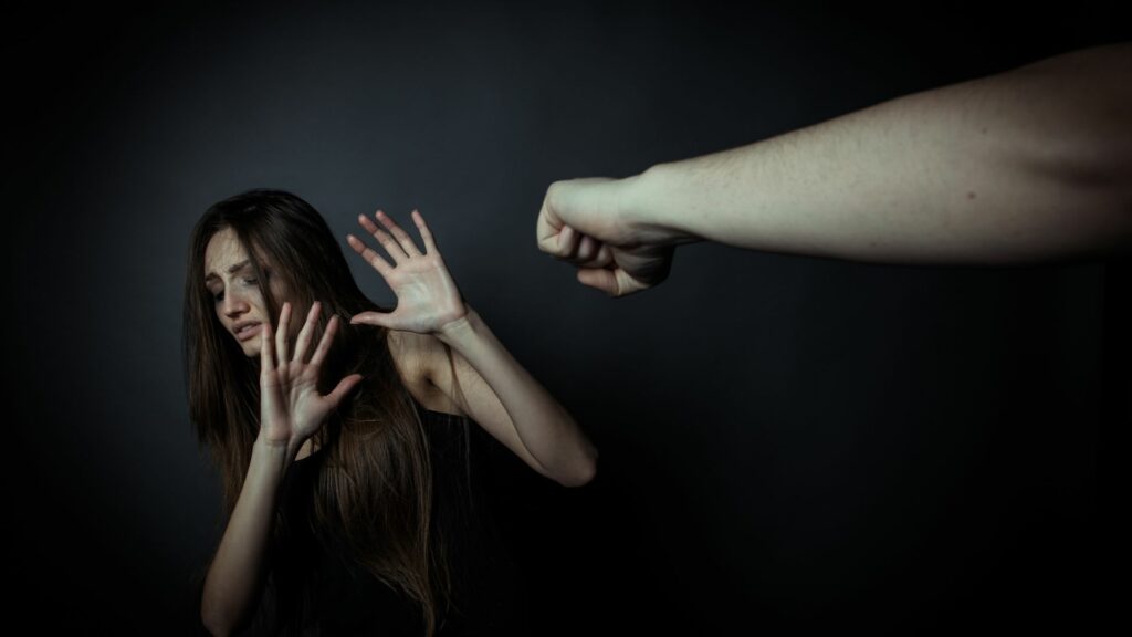 Imagem de uma mulher tentando escapar da violência doméstica.
