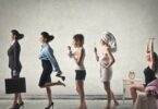 Imagem de várias mulheres, cada uma trazendo um esteriótipo da rotina diária: uma acordando, outra escovando os dentes, outra tomando café e a outra saindo para trabalhar.
