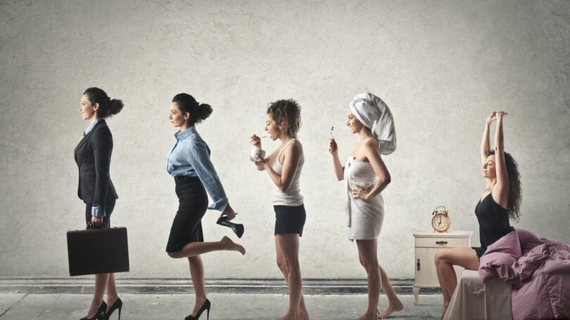 Imagem de várias mulheres, cada uma trazendo um esteriótipo da rotina diária: uma acordando, outra escovando os dentes, outra tomando café e a outra saindo para trabalhar.