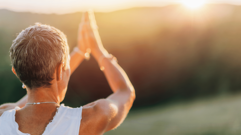 Uma mulher está praticando mindfulness ou meditação ao ar livre.