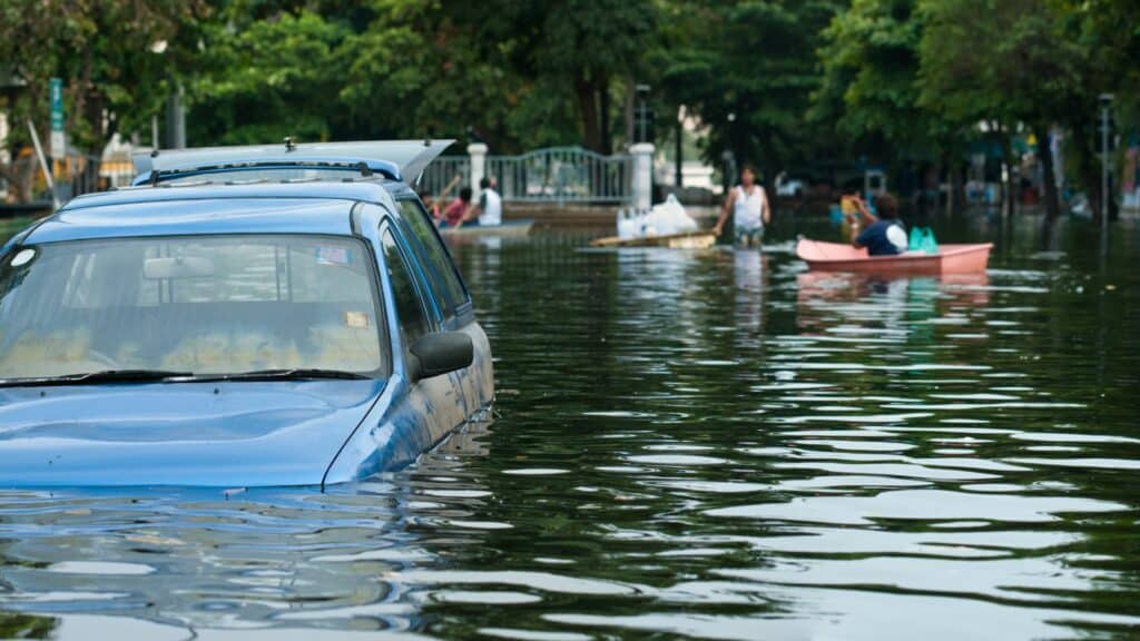 Imagem de uma rua completamente alagada com enchente.