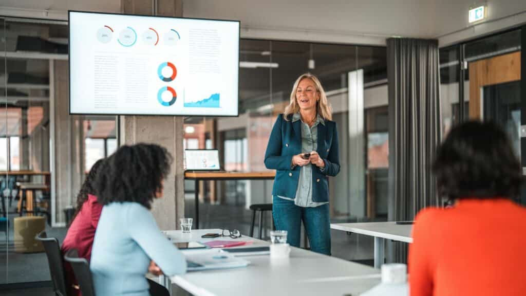 Imagem de várias mulheres empreendedoras reunidas em uma sala, traçando estratégias de negócios.