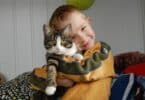 Imagem de um garotinho abraçando e segurando um gato. A foto traz o conceito de amor incondicional, empatia e desapego, mostrando que amar é cuidar, proteger e acolher, mas também é respeitar o tempo e a liberdade do outro.