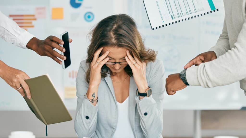 Imagem de uma mulher que é líder em uma organização. Ela mostra um cansaço e um esgotamento em relação ao seu trabalho e suas tarefas. A foto traz o conceito sobre a saúde mental dos líderes nas empresas.