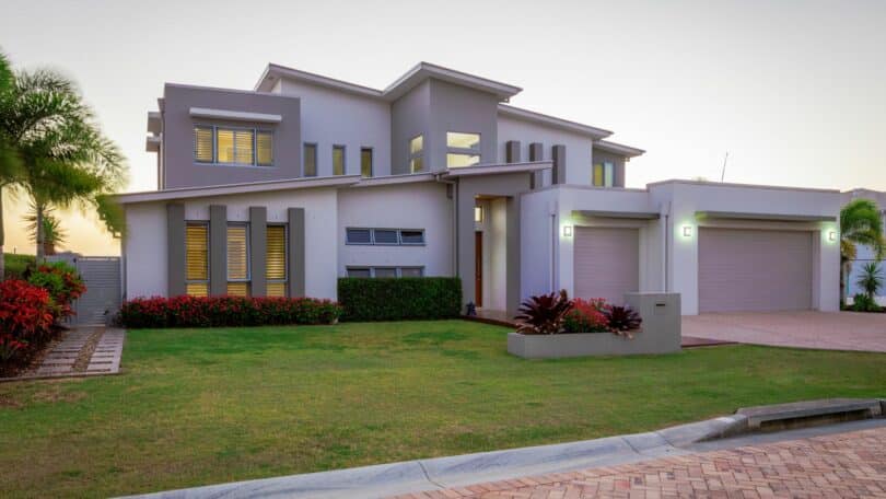 Imagem de uma linda, moderna casa grande.