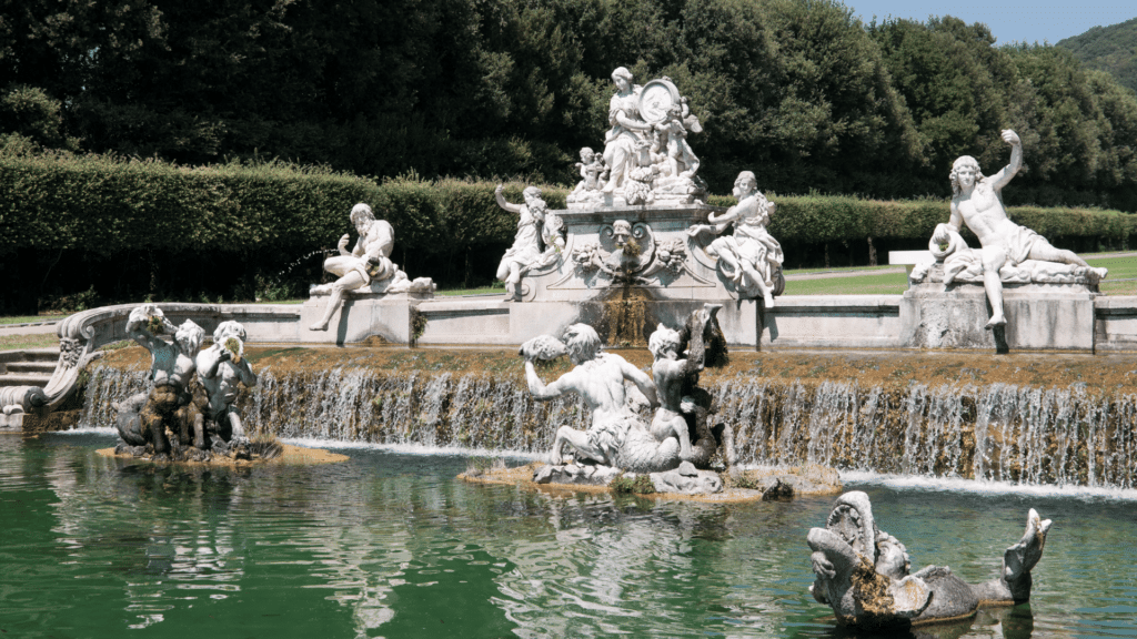 Algumas estátuas estão em uma fonte localizada no Palácio Real de Caserta na Itália.