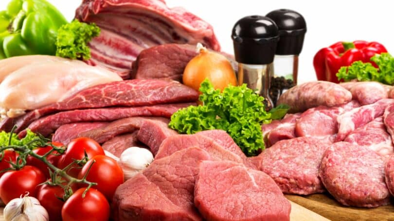 Imagem de vários tipos de carnes cruas, dispostas sobre um balcão. Elas estão sendo separadas para armazenamento.