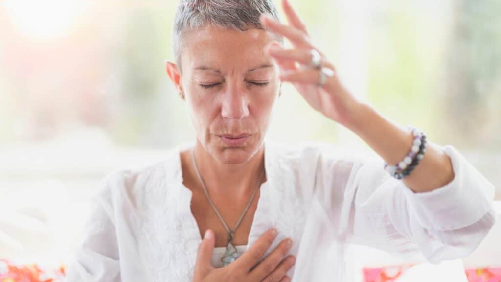 Imagem de uma mulher terapeuta sentindo a sua intuição.