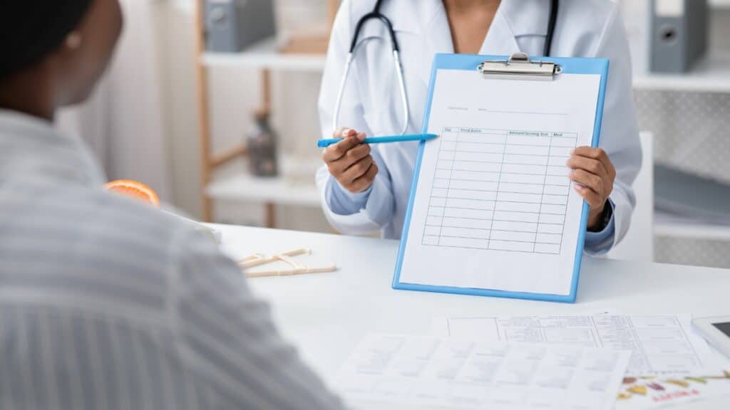 Imagem de uma paciente em uma consulta para tratamento médico.