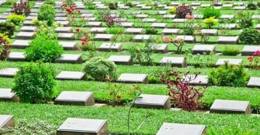 Imagem de um cemitério com os túmulos feitos no jardim.