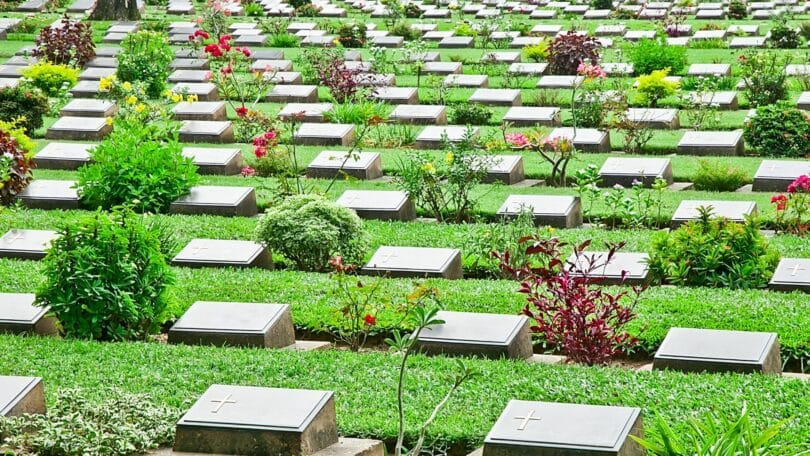 Imagem de um cemitério com os túmulos feitos no jardim.