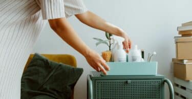 Imagem de uma mulher organizando o seu ambiente doméstico para trazer mais energia e foco.