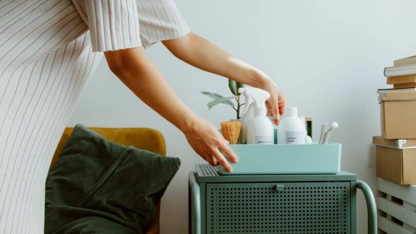 Imagem de uma mulher organizando o seu ambiente doméstico para trazer mais energia e foco.