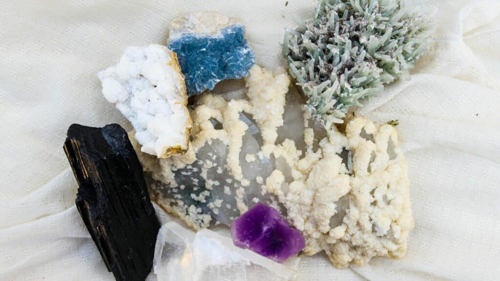 Imagem de tipos de pedras naturais, entre elas, a turmalina (variações, cores, formas).