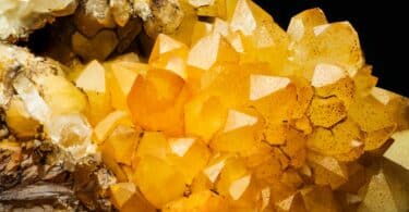 Imagem de um lindo cristal de quartzo amarelo.
