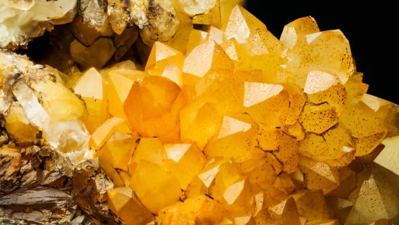 Imagem de um lindo cristal de quartzo amarelo.