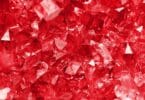 Imagem de várias pedras e cristais de quartzo vermelho.