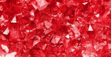 Imagem de várias pedras e cristais de quartzo vermelho.