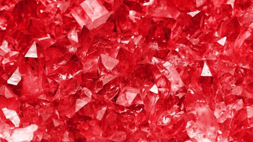 Imagem de várias pedras e cristais de quartzo vermelho.