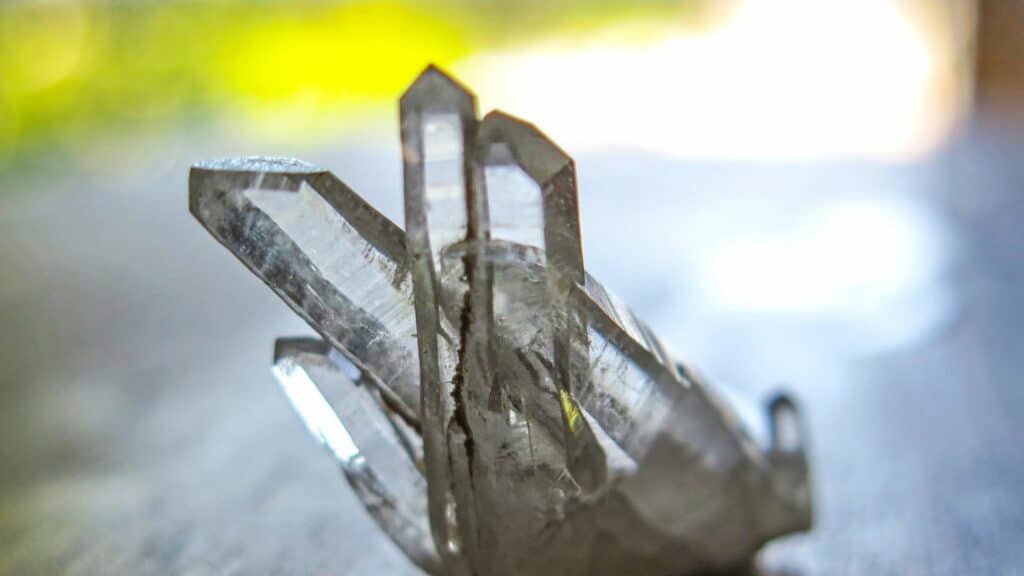 Imagem de um cristal de quartzo fumê usado como uma peça decorativa.