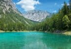 Imagem de um lago de água cristalina na Áustria.