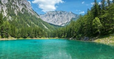Imagem de um lago de água cristalina na Áustria.