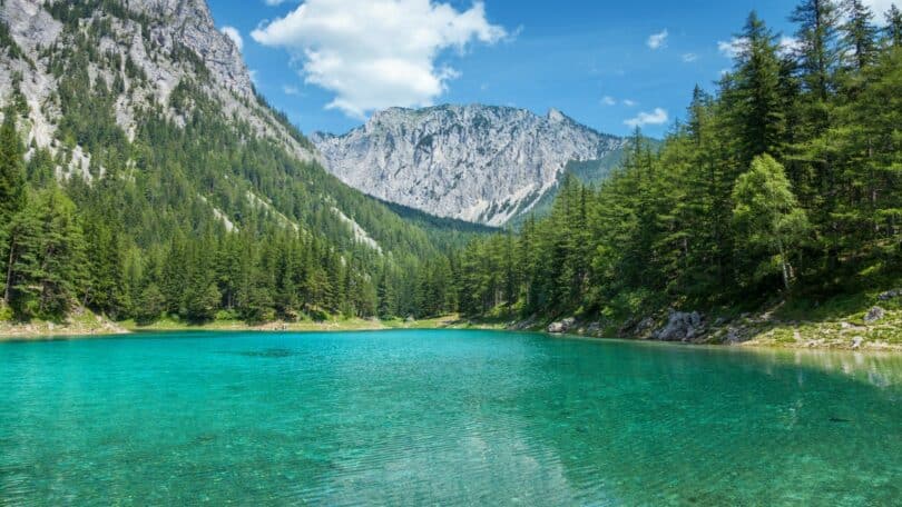 Imagem de um lago de água cristalina na Áustria.