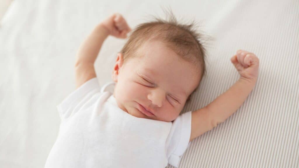 Imagem de um bebê que estava dado como morto, porém ele acordou.