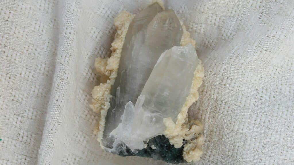 Imagem de um cristal de quartzo cinza sendo usado como uma joia.