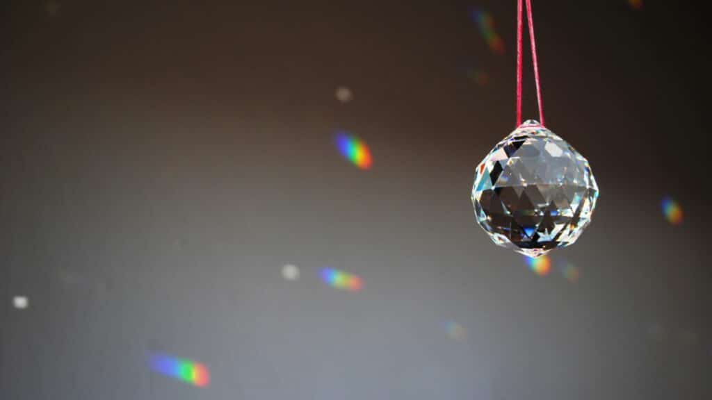 Imagem de um pêndulo de Feng Shui feito com o cristal de quartzo branco.