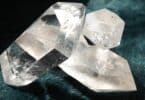 Imagem de três grandes pedras de cristal, no caso, quartzo branco.