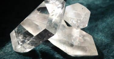 Imagem de três grandes pedras de cristal, no caso, quartzo branco.