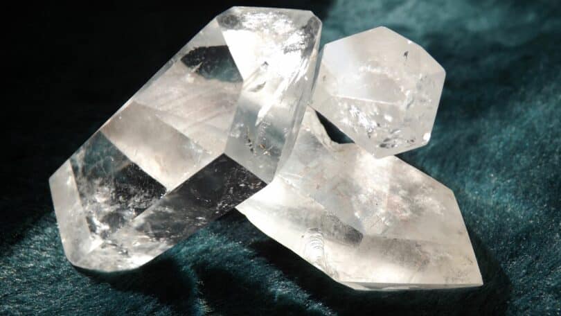 Imagem de três grandes pedras de cristal, no caso, quartzo branco.