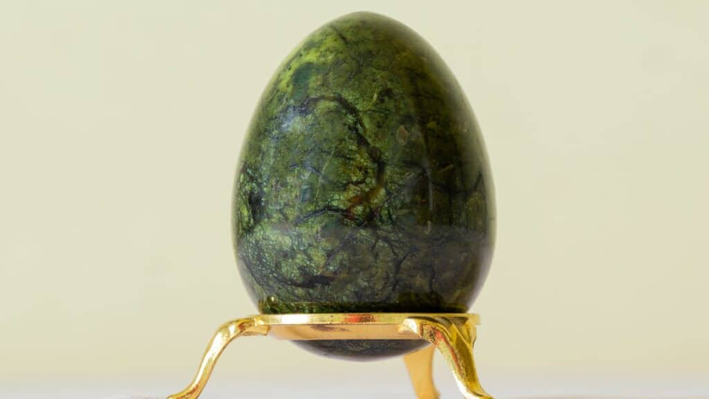 Imagem de uma linda peça decorativa feita com a pedra natural de jaspe verde.