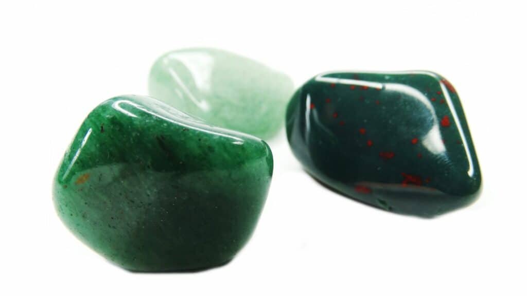 Imagem de três tipos de pedras naturais de Jaspe Verde.