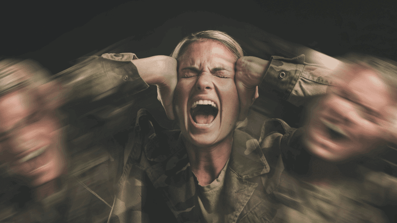 Mulher em uniforme camuflado gritando com as mãos na cabeça, transmitindo estresse e angústia.