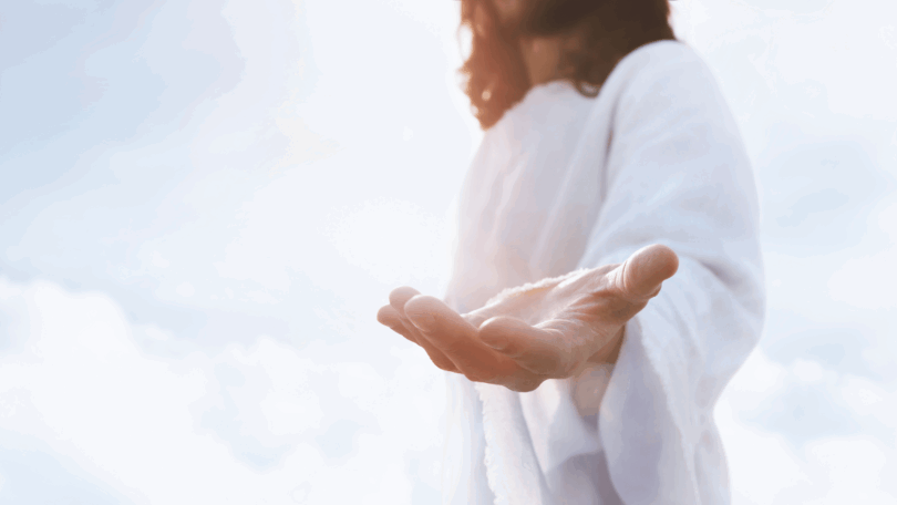 Na imagem, Jesus está estendendo uma de suas mãos para frente. Ao fundo, há nuvens e luz.