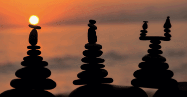 Há três grupos com pedras zen empilhadas uma em cima da outra, simbolizando harmoniza, equilíbrio.