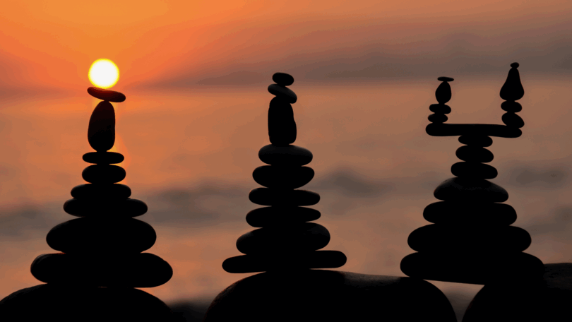 Há três grupos com pedras zen empilhadas uma em cima da outra, simbolizando harmoniza, equilíbrio.
