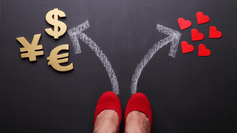 No foco da imagem, há os pés calçados de uma mulher. Há duas setas levando para dois caminhos opostos, o caminho do dinheiro e o do amor.