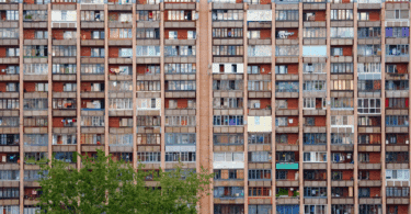Há um prédio com diversos apartamentos pequenos localizados lado a lado, indicando o alto povoamento da habitação.