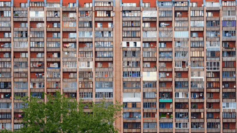 Há um prédio com diversos apartamentos pequenos localizados lado a lado, indicando o alto povoamento da habitação.