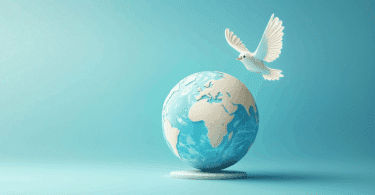 Uma pomba branca está sobrevoando um globo terrestre, indicando a paz mundial.