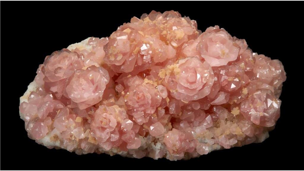 Imagem da pedra rosa do deserto que é uma formação mineral de gesso (selenita) e areia, com cristais em formato de roseta que lembram pétalas de rosa.