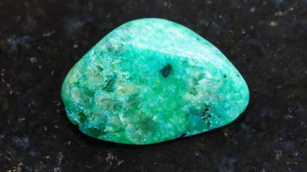 Imagem de uma pedra de Ágata Verde já polida.