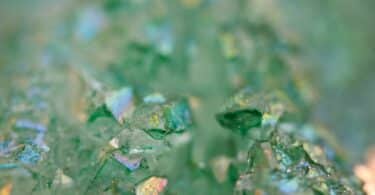 Imagem da pedra Ágata Verde em sua forma toda natural.