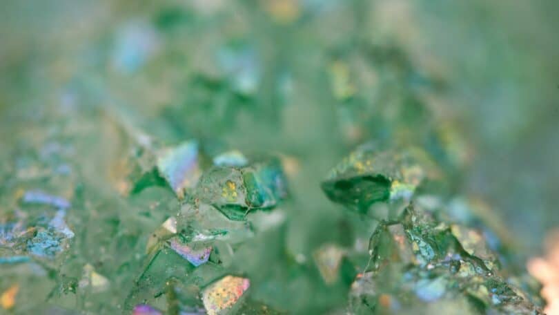 Imagem da pedra Ágata Verde em sua forma toda natural.