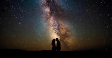 Imagem que traz "o conceito de espiritualidade performática” dentro dos relacionamentos, onde, muitas pessoas transformam o discurso espiritual em uma linguagem de romance idealizado, usando termos como “conexão cósmica”, “alma gêmea” ou “relação kármica” para descrever vínculos imaturos.