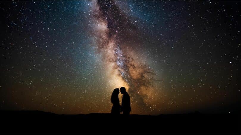 Imagem que traz "o conceito de espiritualidade performática” dentro dos relacionamentos, onde, muitas pessoas transformam o discurso espiritual em uma linguagem de romance idealizado, usando termos como “conexão cósmica”, “alma gêmea” ou “relação kármica” para descrever vínculos imaturos.